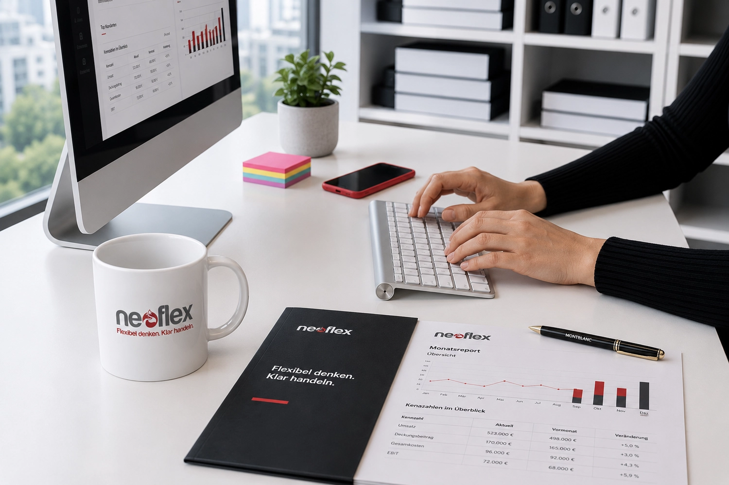 Neoflex – Kaufmännische Dienstleistungen & Betreuung – Nahaufnahme von Händen, die an einem hellen Schreibtisch mit Unterlagen, einer Kaffeetasse und Diagrammen in der Nähe auf einer Tastatur tippen.